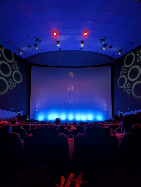 Screen with centre Kanga speakers illuminated