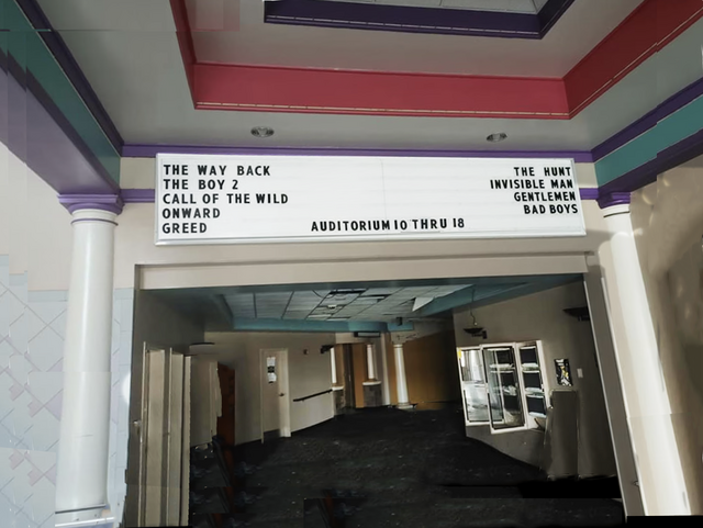 Regal Hollywood Stadium 18