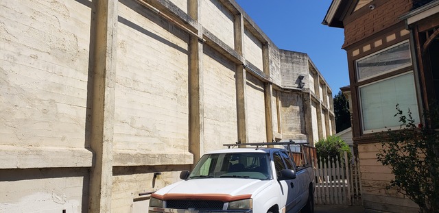 Side Building Towne Cinma 