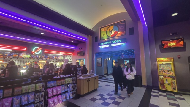 Regal Cumberland Mall Lobby and Concession Stand