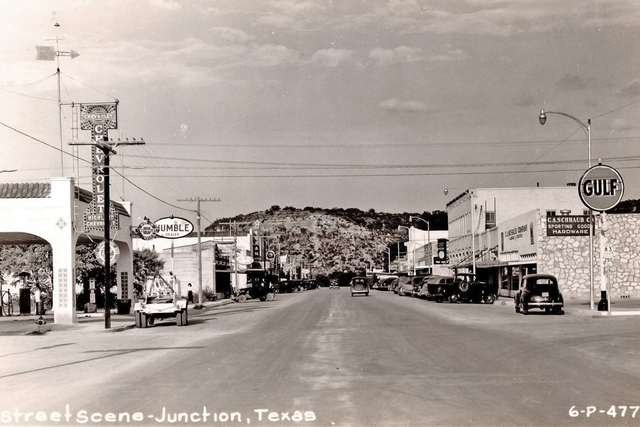 Circa 1940 postcard courtesy Traces of Texas.