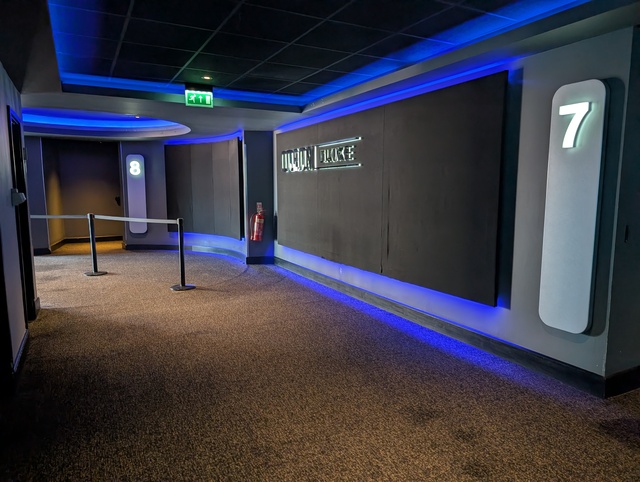 Screen corridor