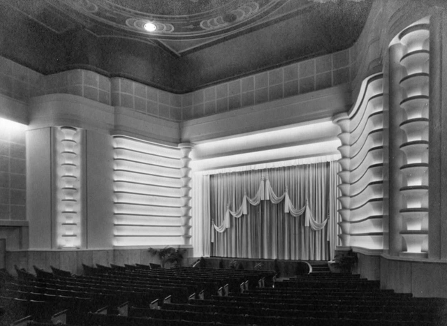 Front of house view in all its Art-Deco glory.