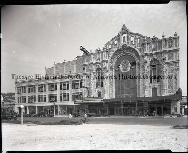 Marquee installation, 1926 photo credit Theatre Historical Society of America.