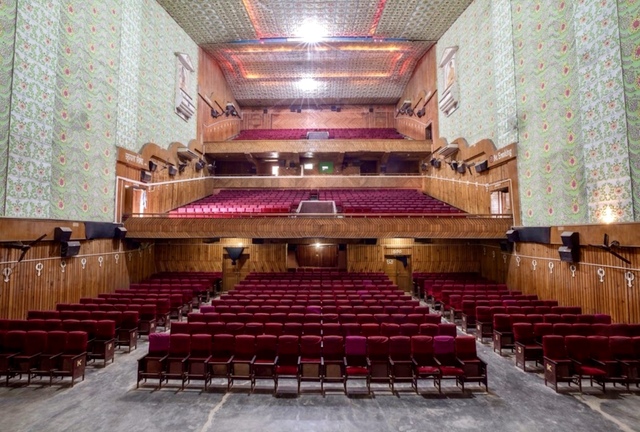 Reverse view of the auditorium, balcony, upper balcony and ceiling.