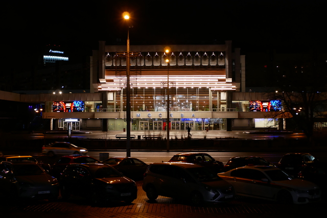 View of Kinateatr Moskva from across the praspiekt Pieramožcaŭ